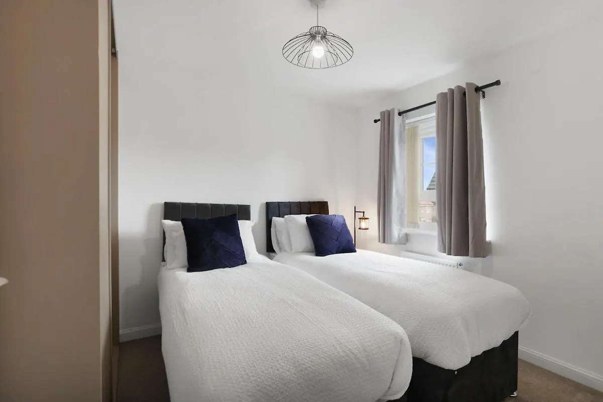 Newcastle Spacious 3-Bedroom Semi-Detached House With Parking, Sleeps 8, By Urban Pinnacle Stays Feriehus