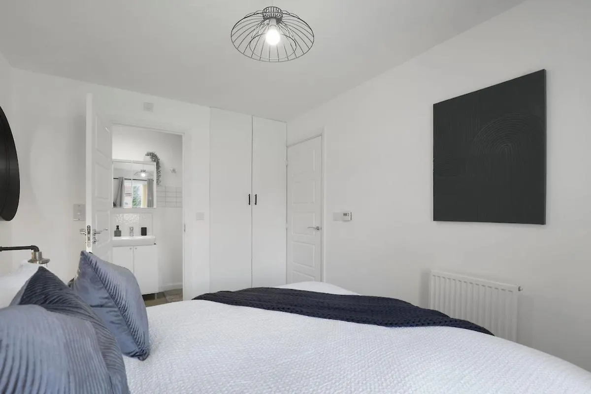 Feriehus Newcastle Spacious 3-Bedroom Semi-Detached House With Parking, Sleeps 8, By Urban Pinnacle Stays