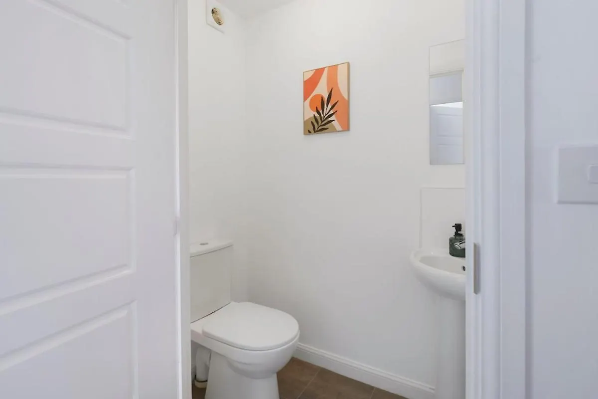 Newcastle Spacious 3-Bedroom Semi-Detached House With Parking, Sleeps 8, By Urban Pinnacle Stays