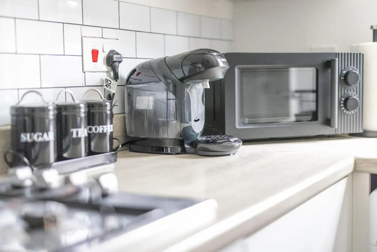 Newcastle Spacious 3-Bedroom Semi-Detached House With Parking, Sleeps 8, By Urban Pinnacle Stays Feriehus