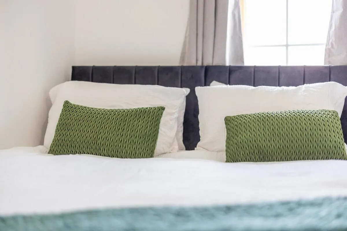Newcastle Spacious 3-Bedroom Semi-Detached House With Parking, Sleeps 8, By Urban Pinnacle Stays Newcastle upon Tyne
